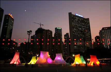 灯会·舞龙·海滨赏月：“中西合璧”的香港中秋节