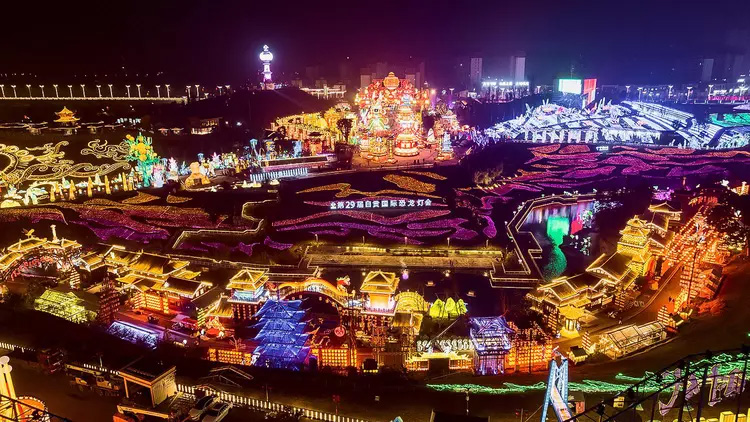 第29届国际恐龙灯会在自贡中华彩灯大世界开幕